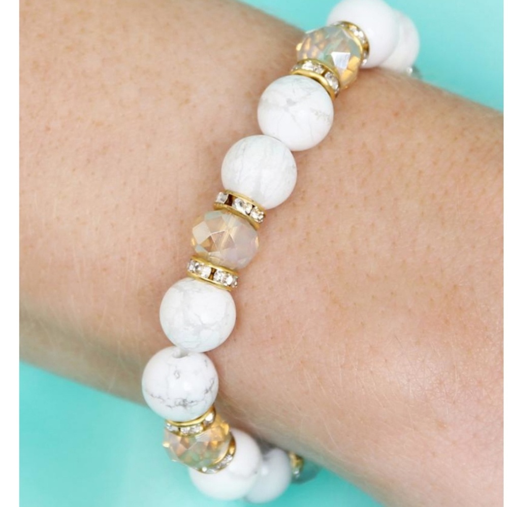 THY KINGDOM WHITE NATURAL BEAD BRACELET - Picture 4 of 7